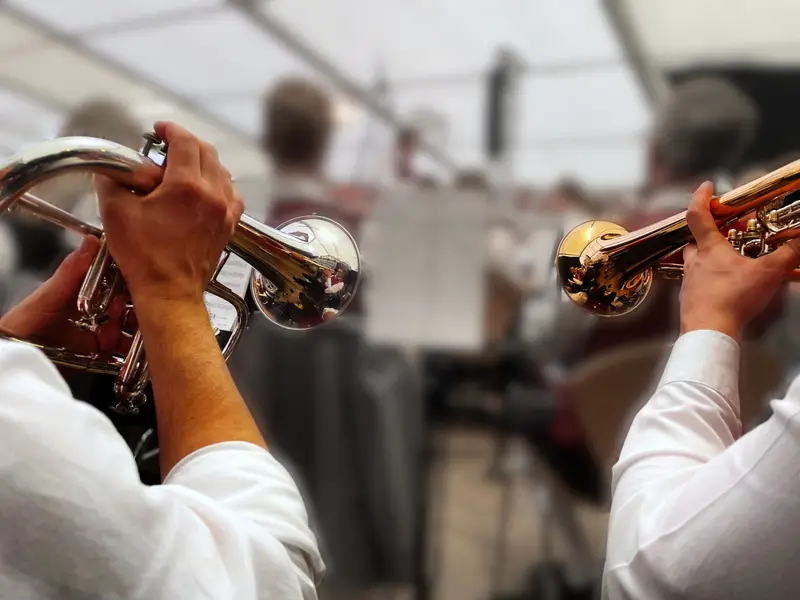 Zwei Musiker in weißen Hemden spielen Flügelhorn und Trompete